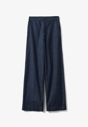 Pantaloni in denim blu scuro a gamba larga con chiusura frontale con bottone e cerniera e tasche laterali, posati distesi su uno sfondo bianco.