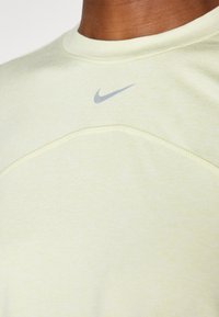 Nike Performance SWIFT TOP - Camiseta de manga larga - life lime/white/heather/silver