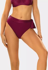 Burgundowe majtki bikini z wysokim stanem, z teksturowanym pasem w talii i detalem w postaci bocznego związania, charakteryzujące się gładkim wykończeniem i dopasowanym krojem.