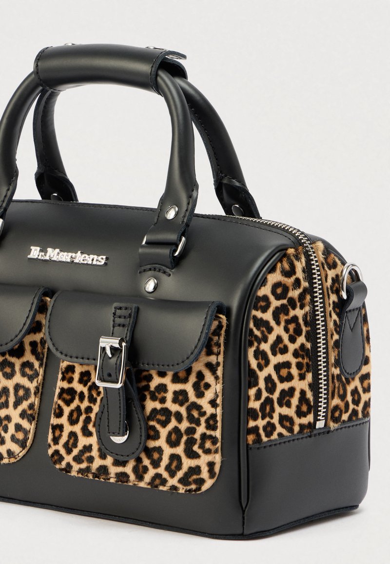 Sort læderhåndtaske med leopardprint detaljer. Har top-håndtag, sølvfarvet hardware, lynlåslukning og to frontlommer med spænder.