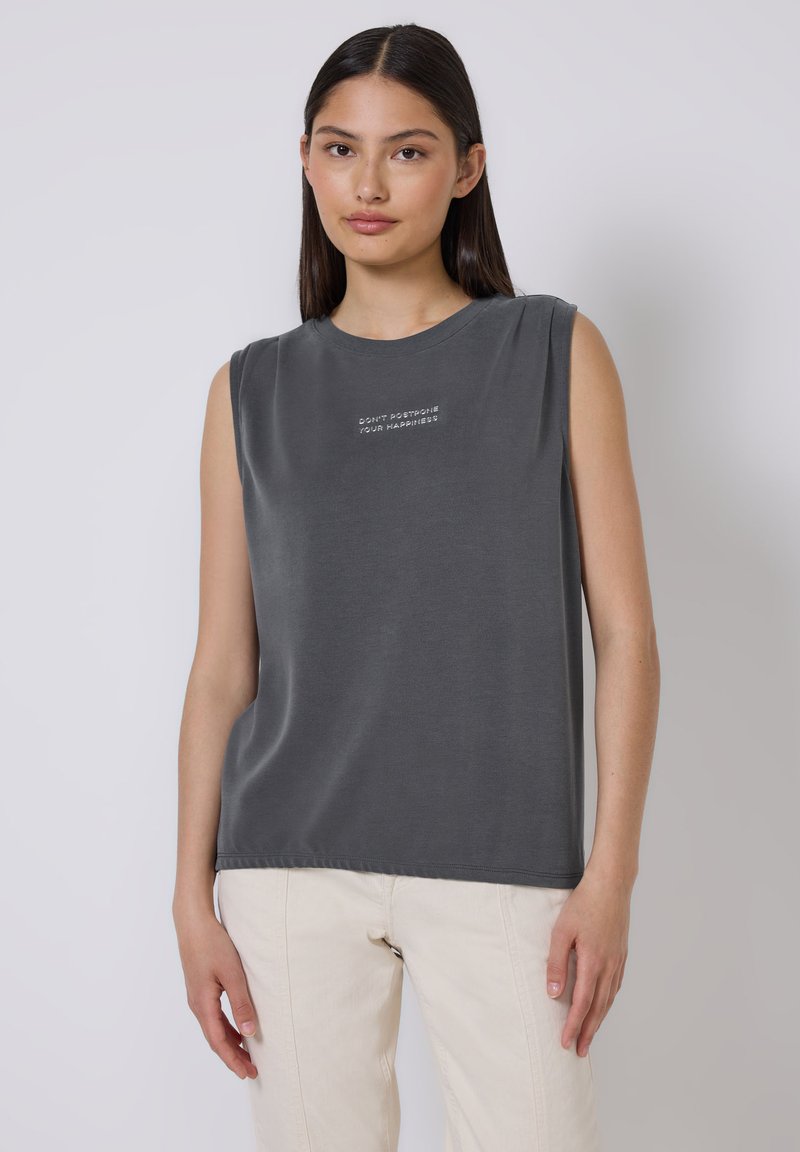 Top gris sin mangas hecho de una tela suave, con un escote redondo y el texto "NO POSPONGAS TU FELICIDAD" bordado en blanco.