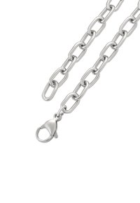 Catenina in metallo argento con anelli ovali e chiusura a molla. Texture liscia con una finitura lucida, che mostra un design semplice e robusto.