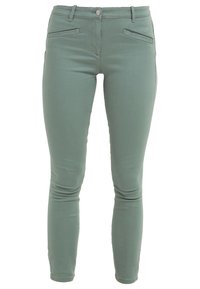 Pantalon slim vert clair avec poches avant en biais, passants pour ceinture et fermeture par bouton à la taille.