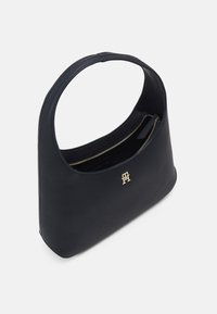 Schwarze Lederhandtasche mit abgerundeter Silhouette, einem einzelnen oberen Griff, einem Reißverschluss und einem goldenen Logo-Akzent auf der Vorderseite.