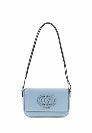 Sac à épaule Guess bleu clair avec bandoulière noire réglable et logo double G en relief sur le rabat avant.