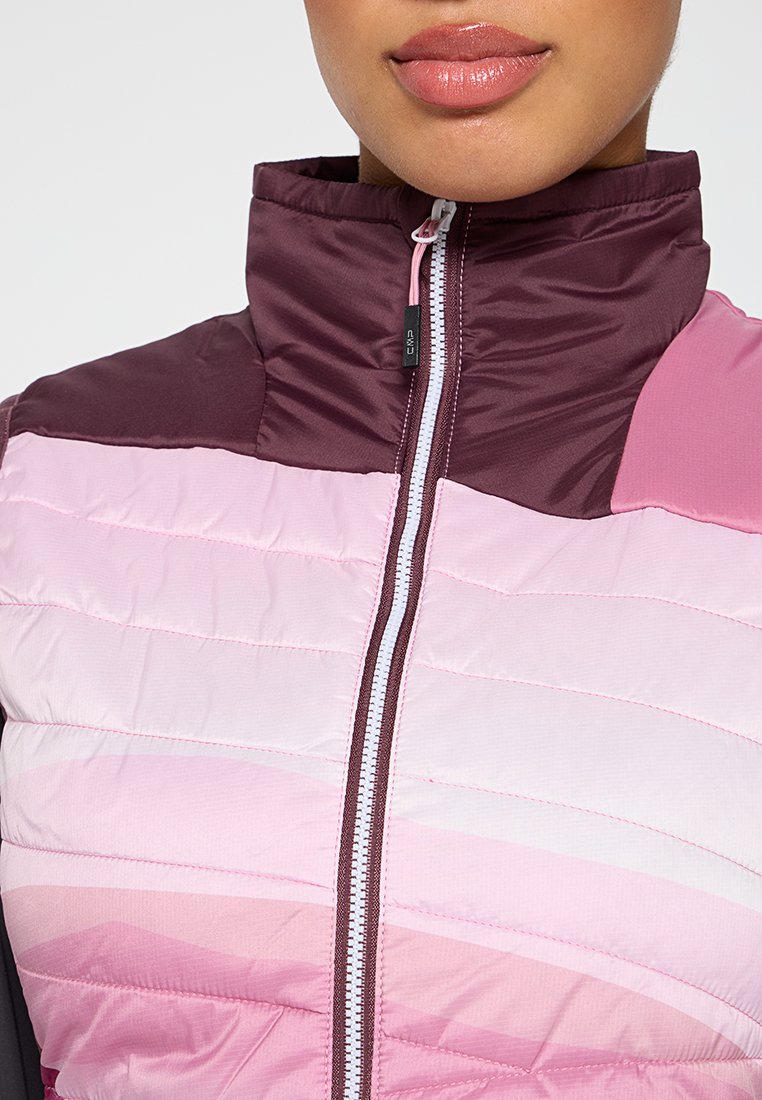 Gepolsterte Weste mit hohem Kragen, die horizontale Streifen in verschiedenen Rosatönen zeigt, einen weißen Reißverschluss hat und ein kleines Logo-Detail am Reißverschlussgriff besitzt.