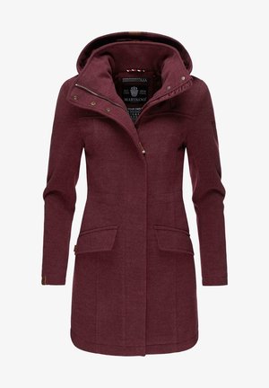 Manteau bordeaux avec capuche, fermeture éclair et boutonnage, deux poches avant et un tissu lisse et texturé. Les accents comprennent un patch logo sur la manche.