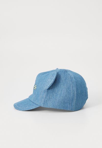 Gorra de mezclilla en azul claro con visera curvada, dos pequeños acentos en forma de orejas en la parte superior y un diseño bordado simple en la parte frontal.