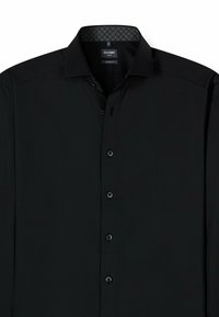 Zwarte overhemd met knoopsluiting en een moderne pasvorm, met een contrasterende patroon voering van de binnenkraag en standaard zwarte knopen.