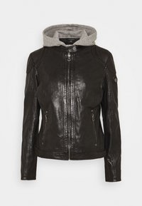 Giubbotto di pelle nera con cappuccio grigio attaccato. Caratterizzato da chiusura con zip, due tasche frontali e una texture liscia e lucida.