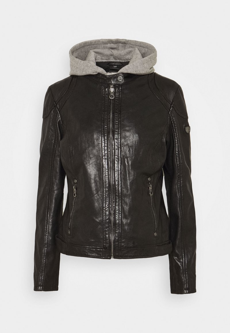 Giubbotto di pelle nera con cappuccio grigio attaccato. Caratterizzato da chiusura con zip, due tasche frontali e una texture liscia e lucida.