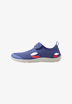 Scarpa in rete viola con cinturino in velcro, fori per la traspirabilità e suola in gomma bianca. Accentuo rosso sulla fodera interna. Design leggero.