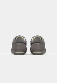 Zapatos de ante gris con acentos en azul marino, diseño bajo, punta redonda y forro suave. Cuenta con suela de goma para mayor comodidad y tracción.