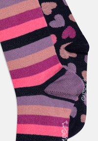 Calzini multicolore con strisce rosa, viola e navy e motivi a cuore, realizzati in tessuto lavorato a maglia con talloni e punte rinforzati.