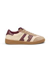 Beige vetersneaker met een geweven wolachtig materiaal, bordeaux leren accenten, rubberen zool en subtiele branding aan de zijkant.
