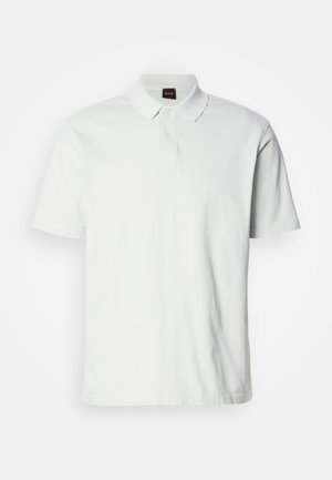 Camiseta polo blanca de algodón, con un cuello clásico, dos botones y un sutil logo de la marca bordado en la parte delantera. Mangas cortas.