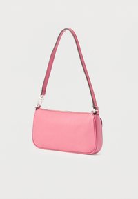 Ροζ δερμάτινη τσάντα με υφή, κλείσιμο με φερμουάρ και λεπτό, ρυθμιζόμενο λουράκι. Συμπαγές ορθογώνιο σχήμα. Ασημένιες μεταλλικές λεπτομέρειες.