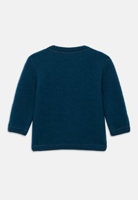 Tmavě modrý svetr vyrobený z měkké, texturované vlny, s dlouhými rukávy a kulatým výstřihem, s žebrovanými manžetami a lemem.