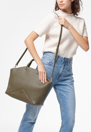 Borsa a mano in pelle verde oliva con finitura testurizzata, design angolare, doppio manico e tracolla regolabile.