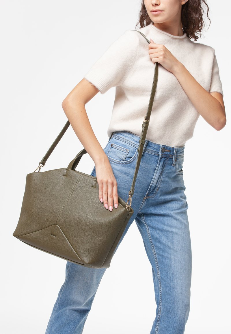 Borsa a mano in pelle verde oliva con finitura testurizzata, design angolare, doppio manico e tracolla regolabile.