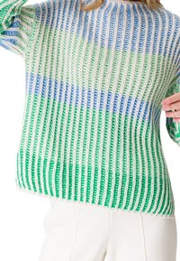 Strickpullover mit vertikalen Streifen in Grün, Blau und Weiß. Verfügt über eine lässige Passform und gerippte Textur, die Atmungsaktivität und Stil verbessert.