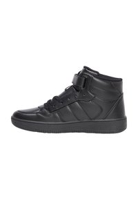 Zapatilla alta negra hecha de cuero suave, con diseño de cordones, correa en el tobillo, cuello acolchado y suela de goma texturizada.