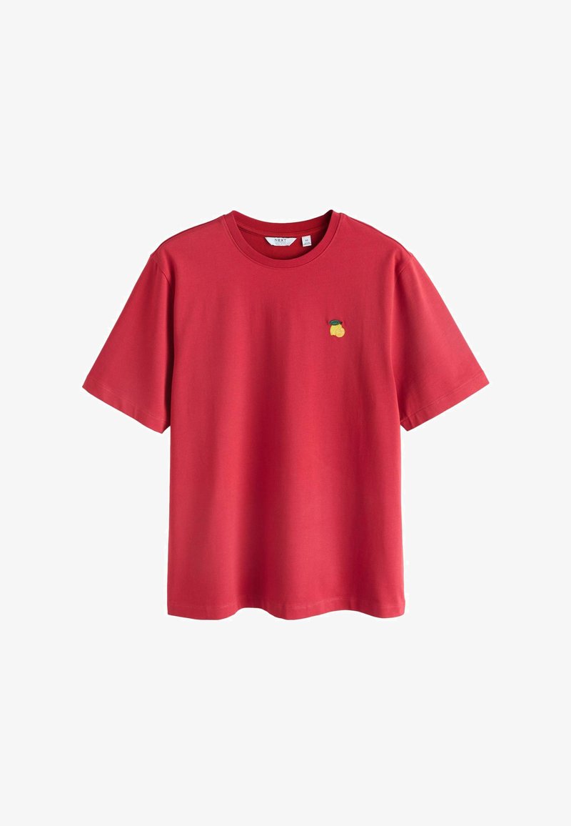 T-shirt rouge à manches courtes avec une petite broderie jaune de fruit près du côté gauche de la poitrine, col rond et étiquette de taille moyenne visible à l'intérieur du col.