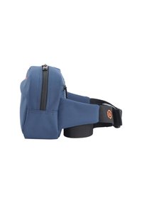 Borsa in nylon blu a vita con superficie testurizzata, dotata di un compartimento principale con zip e una tracolla nera regolabile. Dettaglio del logo sulla tracolla.