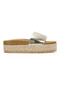Sandalias de slide metálicas doradas con una cinta ancha, planta de corcho y suela de plataforma de yute trenzado. Parte superior plana y texturizada con un acabado suave.