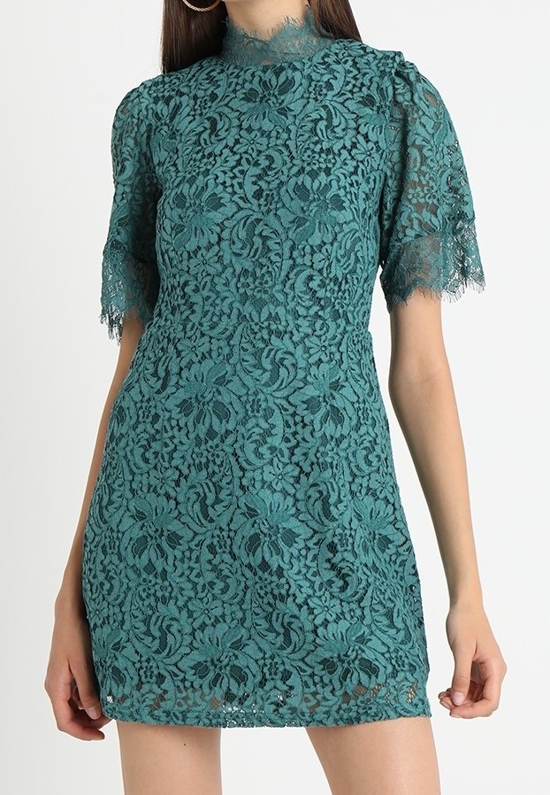 Tyrkysové krajkové šaty s krátkými rukávy, vysokým výstřihem, květinovým vzorem, vlnkovým lemem a průsvitnými krajkovými detaily. Lehce látka a přiléhavý střih.