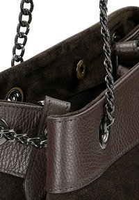 Donkerbruin, gestructureerd leren en suède handtas met zwarte metalen kettinghengsels en drukknopsluiting.