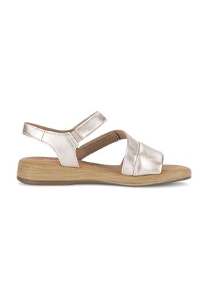 Dames sandaal in metallic beige met twee verstelbare bandjes en een lage houten sleehak, zijaanzicht op witte achtergrond.