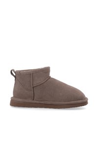 Stivale alla caviglia in suede marrone con punta tonda, dettagli cuciti e gambale corto. Presenta una fodera in tessuto e una suola piatta in gomma.