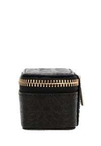 Funda negra de cuero con cremallera y superficie texturizada, con herrajes dorados. Forma cuadrada compacta con costuras reforzadas y un cierre de cremallera suave.
