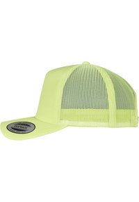 Gul mesh snapback cap med en flad skygge, der har et rundt mærke på frontpanelet og en struktureret form. Åndbart materiale.
