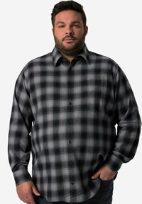 Camicia a scacchi nera e grigia con maniche lunghe, colletto button-down e bottoni frontali. Il tessuto appare morbido con un motivo testurizzato.