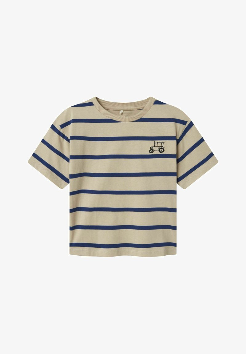 Beige lühikese varrukaga T-särk, millel on horisontaalsed sinised triibud ja rinnal väike tikitud traktorikujutis. 100% puuvillane materjal ja ümar kaelus.
