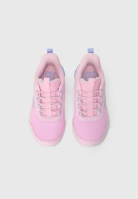 Scarpe sportive rosa con tomaia in rete, lacci elasticizzati e dettagli blu chiaro. Punta arrotondata e interno imbottito per il massimo comfort.