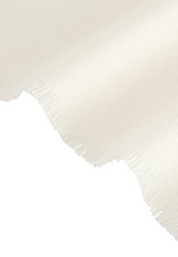 Lehká tkanina s jemnou texturou v bílé barvě, s třepeným okrajem a subtilním diagonálním vzorem. Vhodná pro různé aplikace.