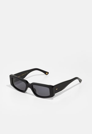 Occhiali da sole neri rettangolari con lenti scure, bordi spessi e steli eleganti. Dettagli in oro sulle tempie.
