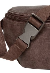 Hnědá taška z imitace kůže se zipovým uzávěrem, vybavená odolným textilním popruhem a plastovou sponou. Texturovaný povrch s jemným leskem.