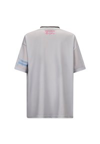 Polo shirt in lichtgrijs mesh stof met een zwarte kraag en blauwe accenten op de mouwen. Kenmerkt zich door roze logo tekst op de bovenrug.