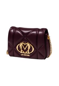 Bolso de mano de imitación cuero acolchado burdeos con herrajes en tono dorado, que presenta un logo prominente y una correa de cadena para un uso versátil.