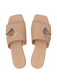 Beige Rutschsandalen aus synthetischem Material, mit einem breiten Riemen und einer metallischen Halbmondschnalle. Quadratzehen-Design und flache Sohle.