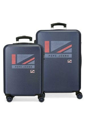 Dos maletas rígidas azul marino con cuatro ruedas, asas retráctiles y logotipo de Pepe Jeans en rojo, azul y gris en el frente.