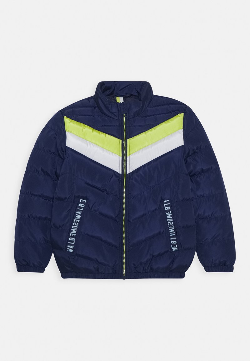 Giacca puffer blu navy con colletto alto, caratterizzata da strisce a zig-zag verdi e bianche sul petto e testo stampato sulle maniche.