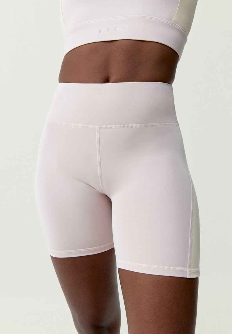 Ljusrosa hög midja shorts gjorda av stretchmaterial, med en slät textur och subtila sömnadsdetaljer, designade för komfort och rörelse.