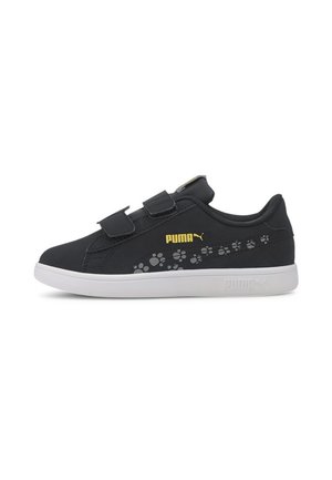 Czarny but sportowy Puma z dwoma paskami na rzepy, żółtym logo Puma, wzorem z odciskiem łapy po boku i białą podeszwą.