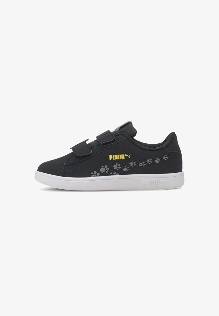 Baskets Puma noires avec deux bandes velcro, logo Puma jaune, motif d'empreintes de pattes sur le côté, et semelle blanche.