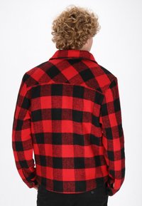 Rood en zwart geruit flanellen overhemd met een knoopsluiting aan de voorkant, lange mouwen en een klassieke kraag. Getextureerde stof met een boxy fit ontwerp.